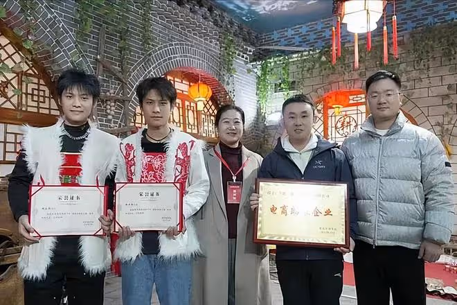 網紅「小楊哥」自曝遭大佬打壓!無奈直播求放過,向太成懷疑對象