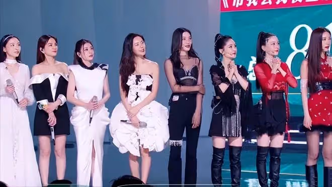 黃曉明宣布謝娜二公第一,鏡頭切到美依禮芽,網友:裝都懶得裝
