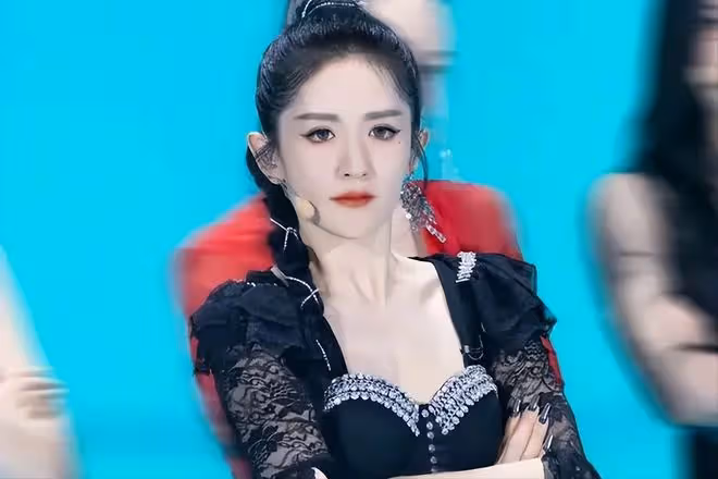 黃曉明宣布謝娜二公第一,鏡頭切到美依禮芽,網友:裝都懶得裝