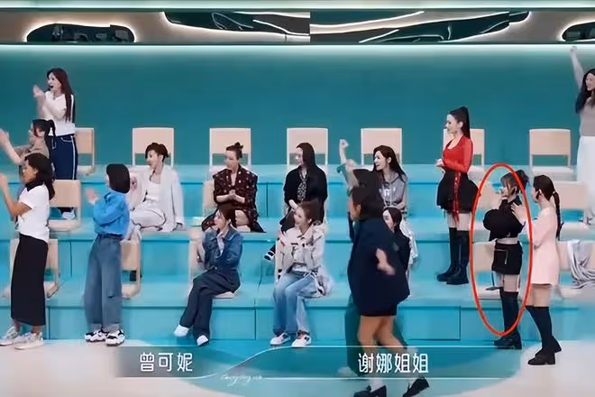 黃曉明宣布謝娜二公第一,鏡頭切到美依禮芽,網友:裝都懶得裝