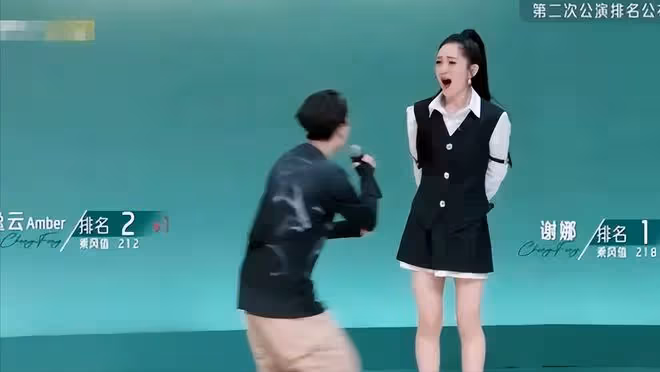 黃曉明宣布謝娜二公第一,鏡頭切到美依禮芽,網友:裝都懶得裝