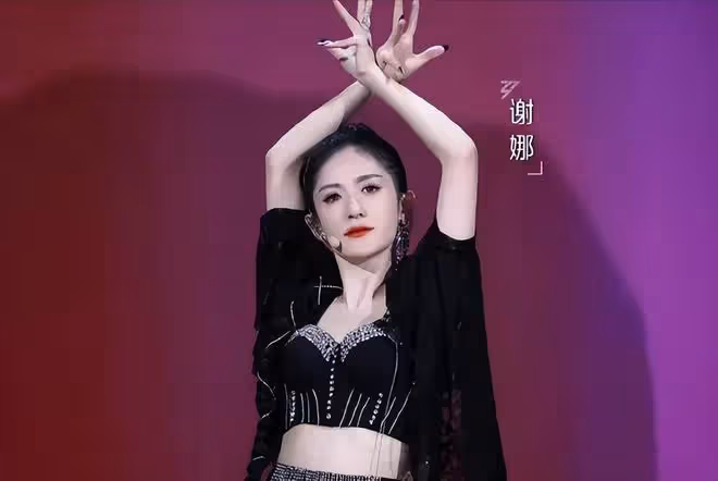黃曉明宣布謝娜二公第一,鏡頭切到美依禮芽,網友:裝都懶得裝