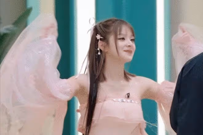 黃曉明宣布謝娜二公第一,鏡頭切到美依禮芽,網友:裝都懶得裝