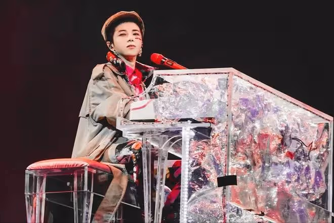 華晨宇演唱會引熱議,打哈欠翻白眼滿臉不屑,穿白袍成真「法師」