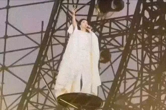 華晨宇演唱會引熱議,打哈欠翻白眼滿臉不屑,穿白袍成真「法師」