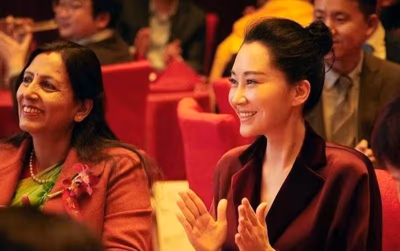許晴穿衣還是這麼高調,穿紅絲絨西裝幹練有型,精緻容顏不像53歲