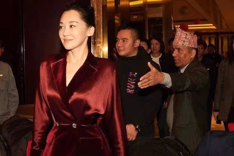 許晴穿衣還是這麼高調,穿紅絲絨西裝幹練有型,精緻容顏不像53歲