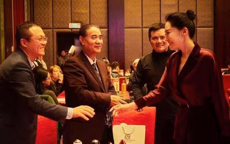 許晴穿衣還是這麼高調,穿紅絲絨西裝幹練有型,精緻容顏不像53歲