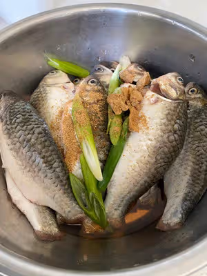 家庭版鐵鍋燜酥魚鯽魚