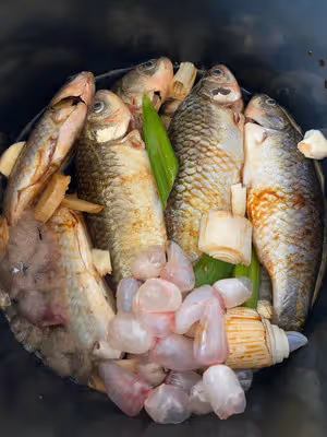 家庭版鐵鍋燜酥魚鯽魚