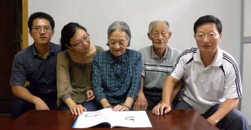 獨生子女結合的悲哀：夫妻月薪2萬，卻要贍養5個老人和2個孩子