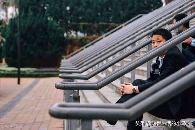 獨生子女結合的悲哀:夫妻月薪2萬,卻要贍養5個老人和2個孩子