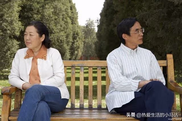 獨生子女結合的悲哀:夫妻月薪2萬,卻要贍養5個老人和2個孩子