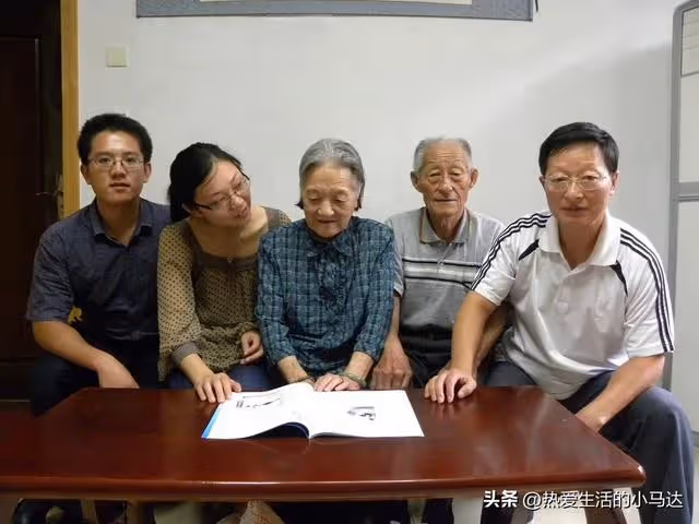 獨生子女結合的悲哀:夫妻月薪2萬,卻要贍養5個老人和2個孩子
