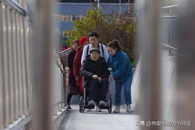 獨生子女結合的悲哀:夫妻月薪2萬,卻要贍養5個老人和2個孩子