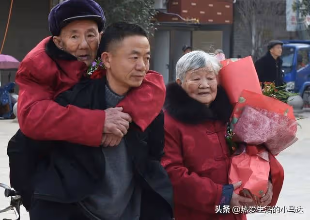 獨生子女結合的悲哀:夫妻月薪2萬,卻要贍養5個老人和2個孩子
