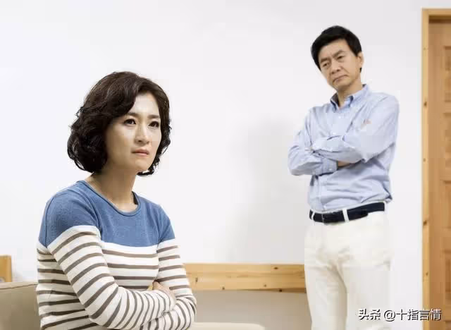 小舅子借五萬八年未還,如今岳母去世他就來還錢,我立馬攆走了他