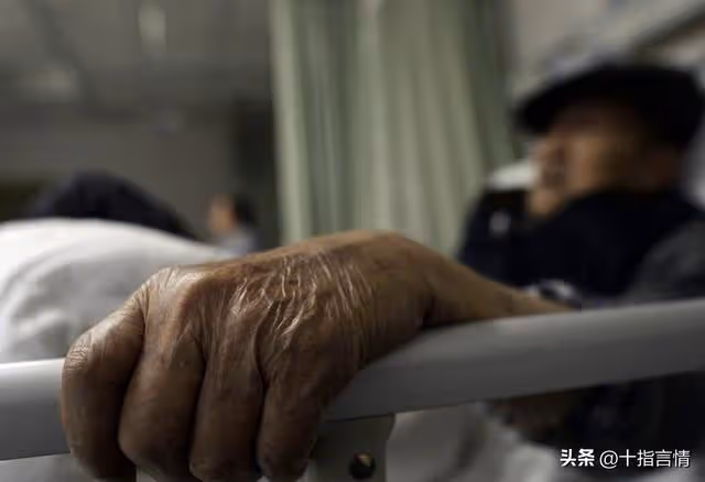 小舅子借五萬八年未還,如今岳母去世他就來還錢,我立馬攆走了他