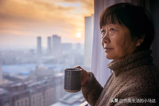 每月給父母3000養老,回家看了他們的真實生活後,我就不再給錢了