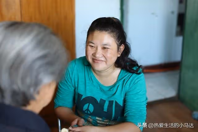 每月給父母3000養老,回家看了他們的真實生活後,我就不再給錢了
