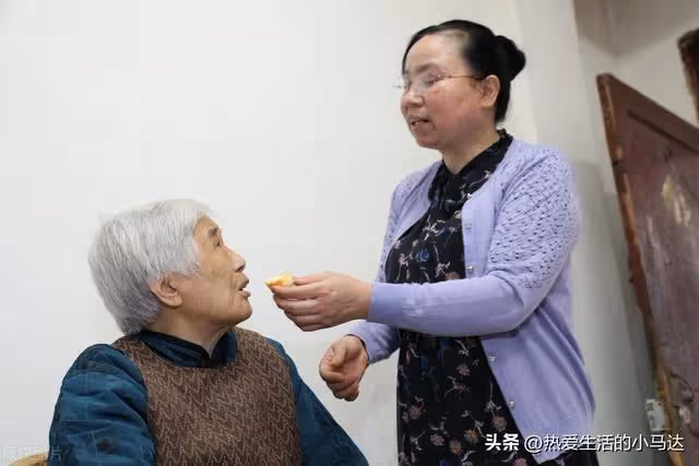 每月給父母3000養老,回家看了他們的真實生活後,我就不再給錢了