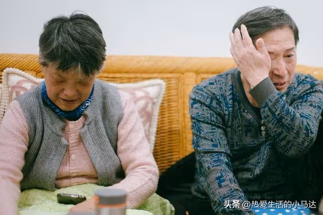 每月給父母3000養老,回家看了他們的真實生活後,我就不再給錢了