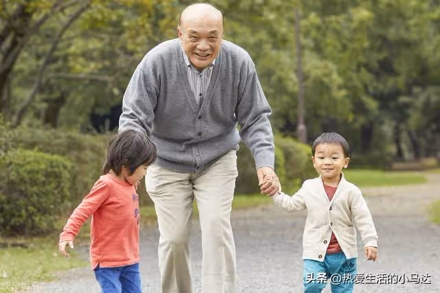 我75歲，三個兒子都不贍養，當我把保姆一家接到家裡後，他們慌了