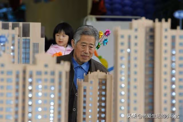 我75歲，三個兒子都不贍養，當我把保姆一家接到家裡後，他們慌了