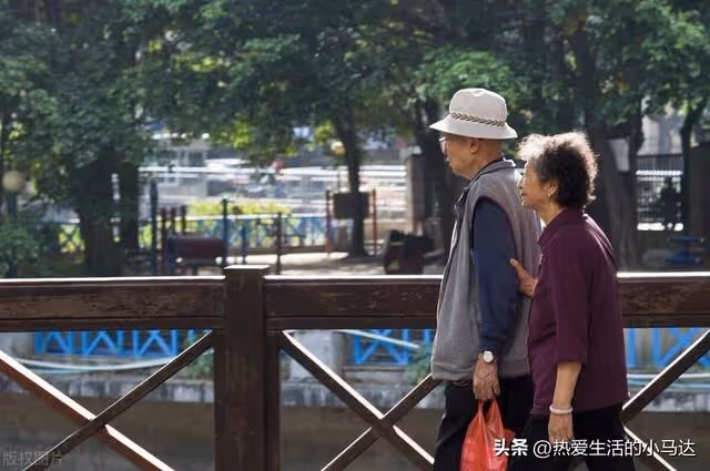 我75歲,三個兒子都不贍養,當我把保姆一家接到家裡後,他們慌了