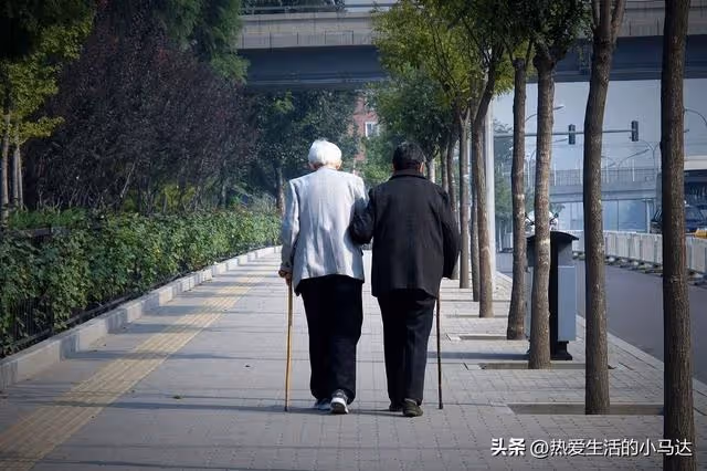 我75歲,三個兒子都不贍養,當我把保姆一家接到家裡後,他們慌了