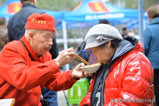 我75歲,三個兒子都不贍養,當我把保姆一家接到家裡後,他們慌了