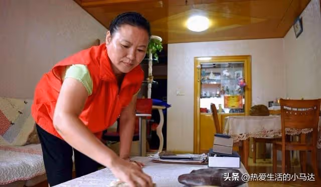 我75歲,三個兒子都不贍養,當我把保姆一家接到家裡後,他們慌了