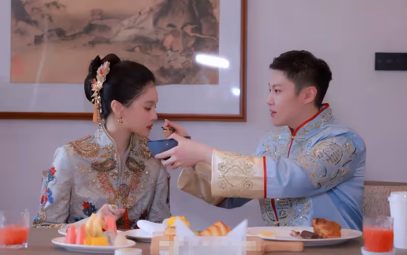 球球瀋陽答謝宴現場曝光,新郎獲岳母馬麗娟喂食,哥哥封超大紅包