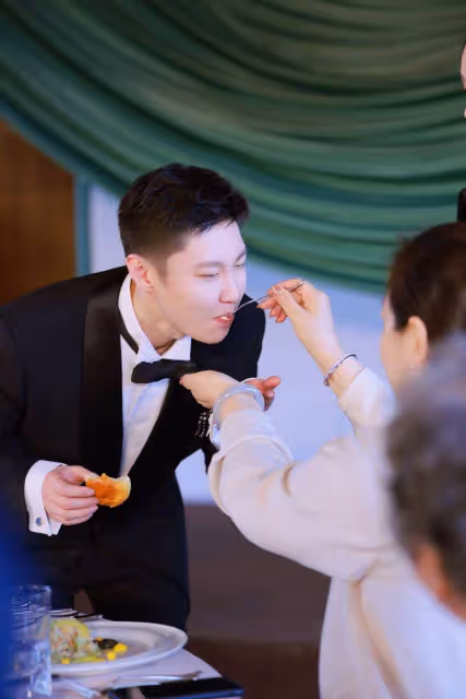 球球瀋陽答謝宴現場曝光,新郎獲岳母馬麗娟喂食,哥哥封超大紅包