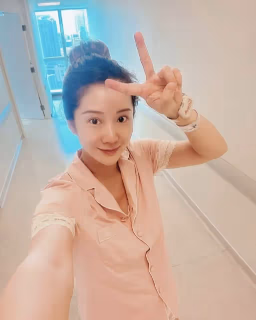 闊太李念產後5天出院回家,素顏狀態能打,曬月子餐吃烤鴨不講究