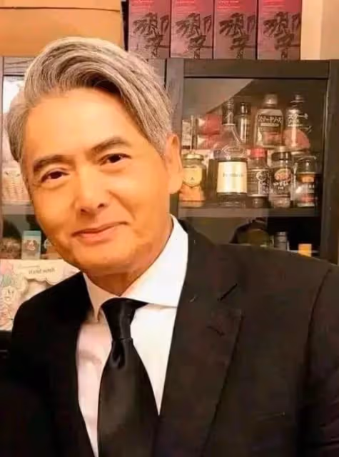 武打戲爆意外!周潤發拍到一半「頭部遭重擊」當場濺血 發嫂「急衝上前嚇到變臉」畫面曝光