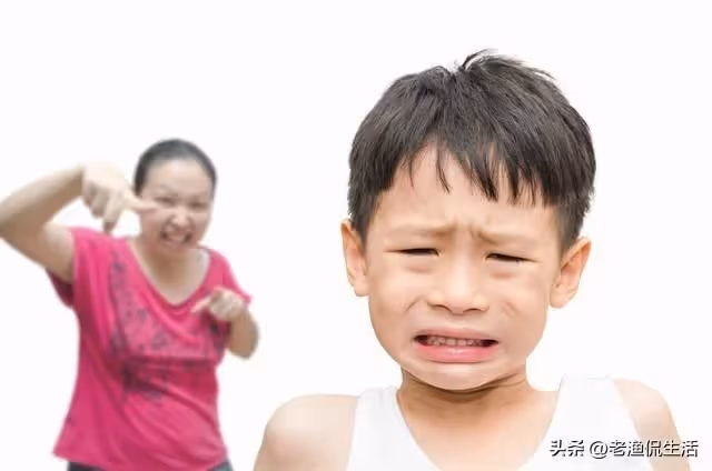 外孫對孫子動手!67歲奶奶衝動下「賞了他一記耳光」女婿二話不說「把她趕出家門」:休想再來