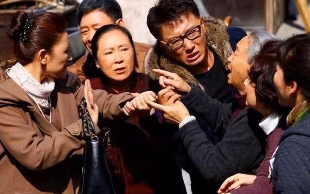 兒子讓我們去他家小住一週!短短3天內「鄰居就敲了4次門」 我仔細一聽「轉頭帶老伴回家」:再也不來了