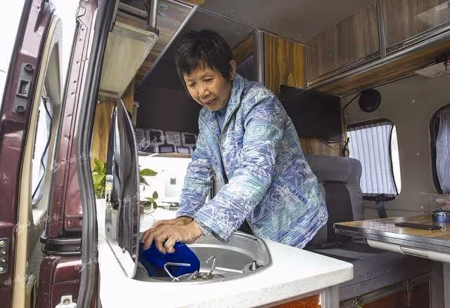 兒子讓我們去他家小住一週!短短3天內「鄰居就敲了4次門」 我仔細一聽「轉頭帶老伴回家」:再也不來了