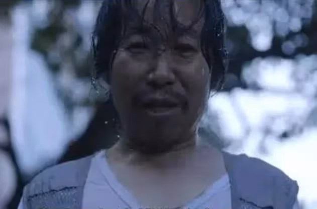 「媽媽,有個黑影,我害怕」!媽媽不耐煩,爸爸「多嘴問一句」,救了女兒