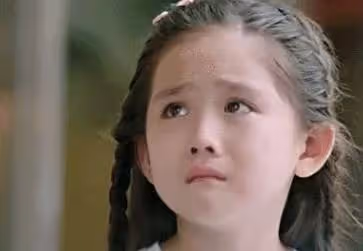 「媽媽,有個黑影,我害怕」!媽媽不耐煩,爸爸「多嘴問一句」,救了女兒