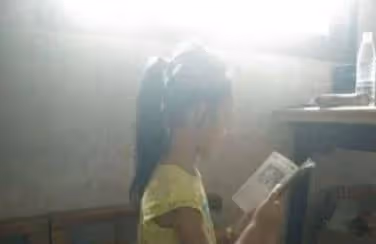 「媽媽,有個黑影,我害怕」!媽媽不耐煩,爸爸「多嘴問一句」,救了女兒