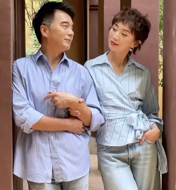 許亞軍與4婚妻子罕秀恩愛,頭髮花白皺紋明顯,差12歲被指像父女