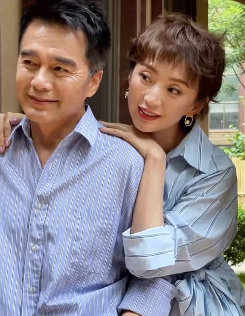 許亞軍與4婚妻子罕秀恩愛,頭髮花白皺紋明顯,差12歲被指像父女