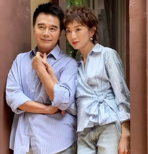 許亞軍與4婚妻子罕秀恩愛,頭髮花白皺紋明顯,差12歲被指像父女