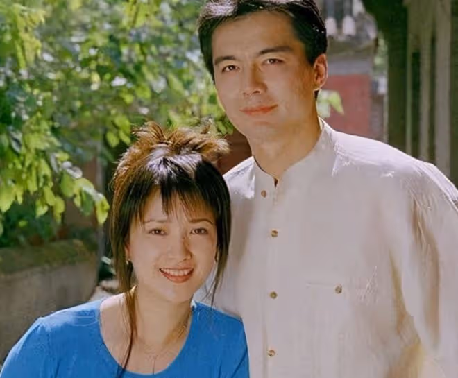 許亞軍與4婚妻子罕秀恩愛,頭髮花白皺紋明顯,差12歲被指像父女