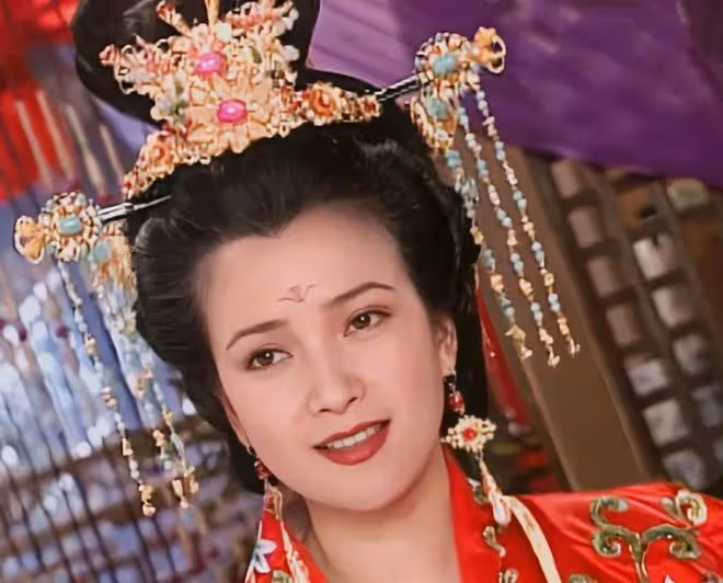 許亞軍與4婚妻子罕秀恩愛,頭髮花白皺紋明顯,差12歲被指像父女