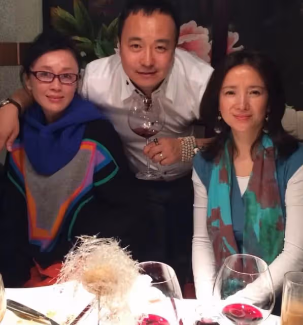 許亞軍與4婚妻子罕秀恩愛,頭髮花白皺紋明顯,差12歲被指像父女