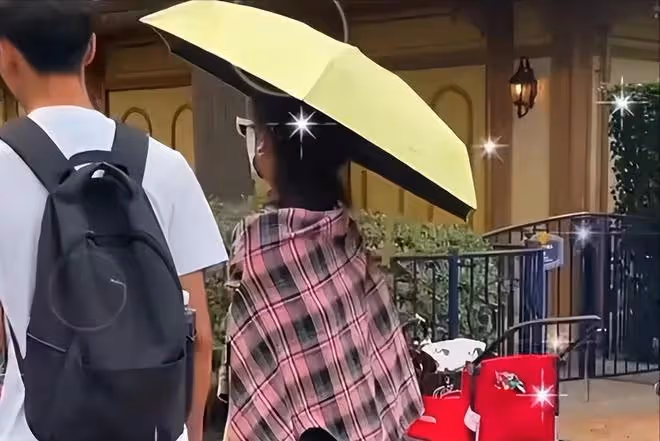 趙麗穎4歲兒子露面,活潑好動抗拒母親,港媒曝其與馮紹峰已復婚
