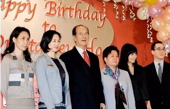 何鴻燊二太離世一周年,何氏三姐妹攜手出席活動,大姐何超瓊帶隊